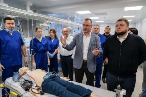 генеральний директор показує відділення Ю. Холоду