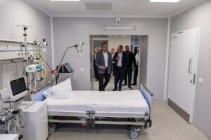генеральний директор госпіталю показує відділення Максиму Козицькому